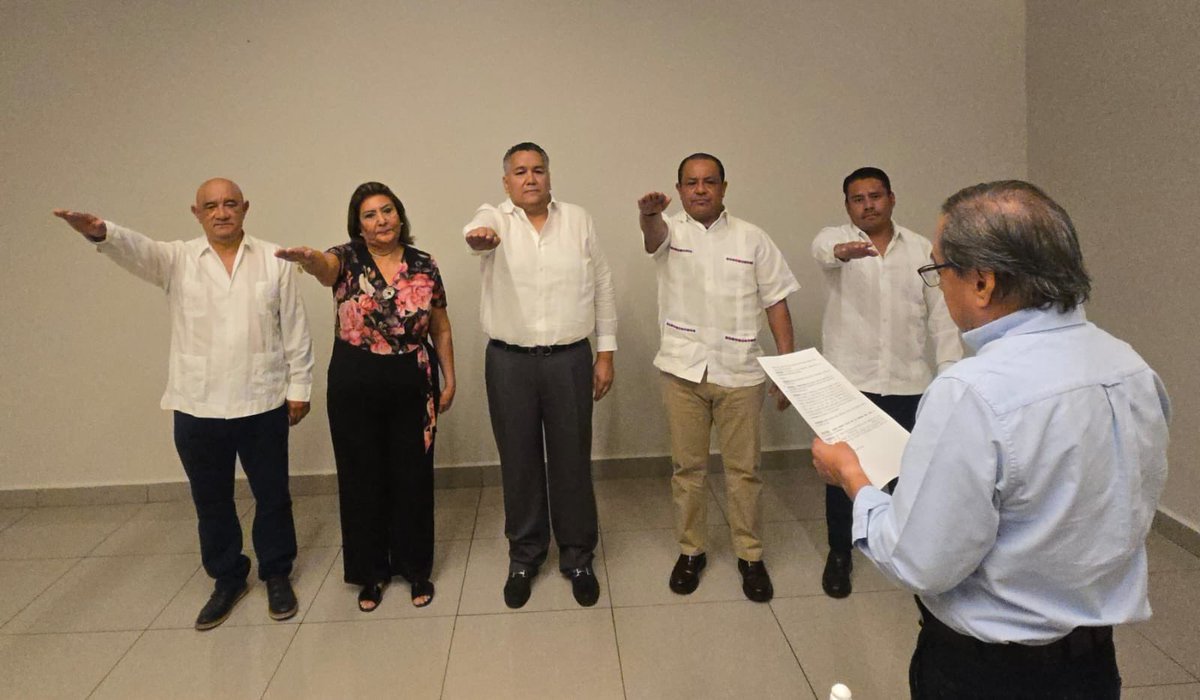 Agradecido también de acompañar al Notario Neftalí del Toro (presidente), Notario Francisco Girón (secretario), Notario Carmen Rosales (tesorera), Notario Alberto Cruz (primer vocal) y su servidor como segundo vocal en representar orgullosamente a los notarios de la Región Costa.