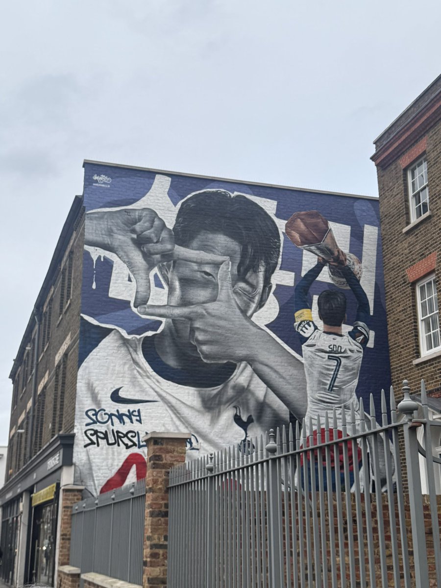 S4SH_P's tweet photo. 100% the most amazing human being out there 💙
You deserve all the flowers Sonny!! 🫶🏽
Came as a boy, left as a man and a Spurs LEGEND ✨
#coys #thfc #togetherTHFC https://t.co/9EDPOZvpSt
