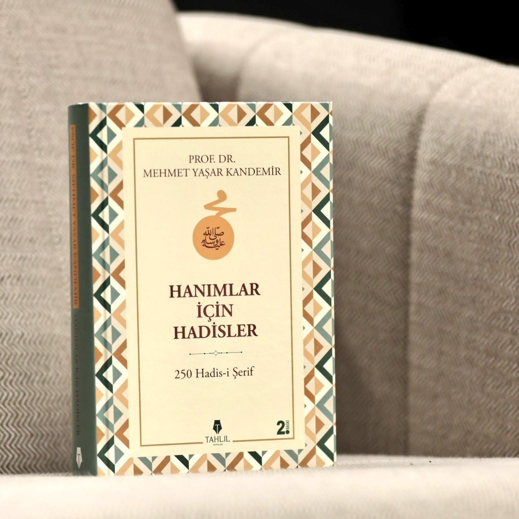 Bu gönderiyi yeniden rt eden bir hanım kardeşimize görseldeki kitabı hediye ediyoruz.
Başka şart yok. 
Kazananı bu akşam saat 23.00 te açıklarız. İnşeAllah 💐

Ders saatimiz bugün 21.10 da.
