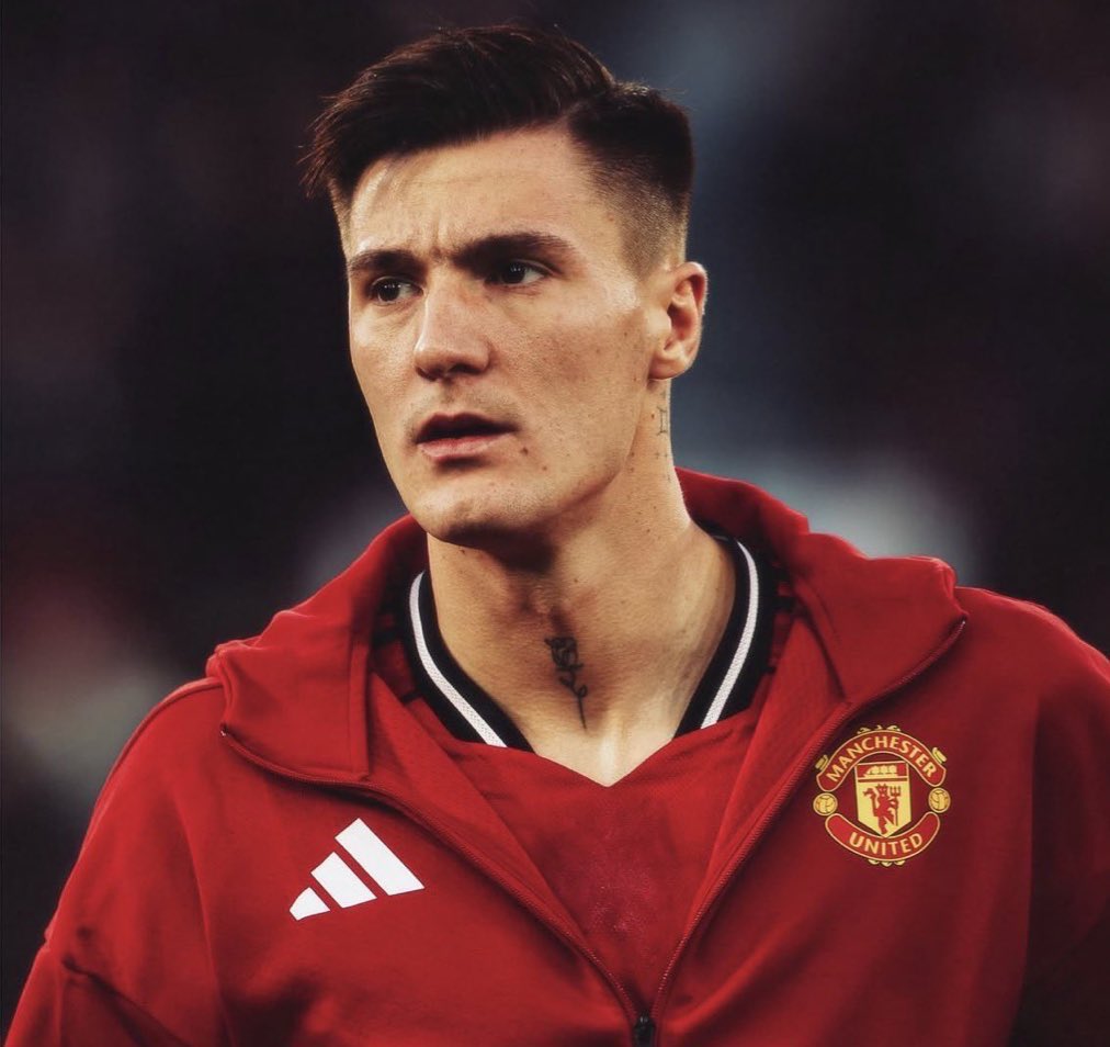 وكيل سيسكو 
الآن، خلال فترة إصابة سيسكو، كان لديه وقت فراغ أكثر لذلك زرتهم انشستر وسألته بصراحة: كيف ترى قرارك بالانضمام إلى  يونايتد الآن بعدما أتيحت لك فرصة أكبر للتفكير فقال سيسكو يا إلفيس، الشيء الوحيد الذي كنت سأندم عليه وأندم عليه في حياتي هو لو أنني لم أختر مانشستر يونايتد