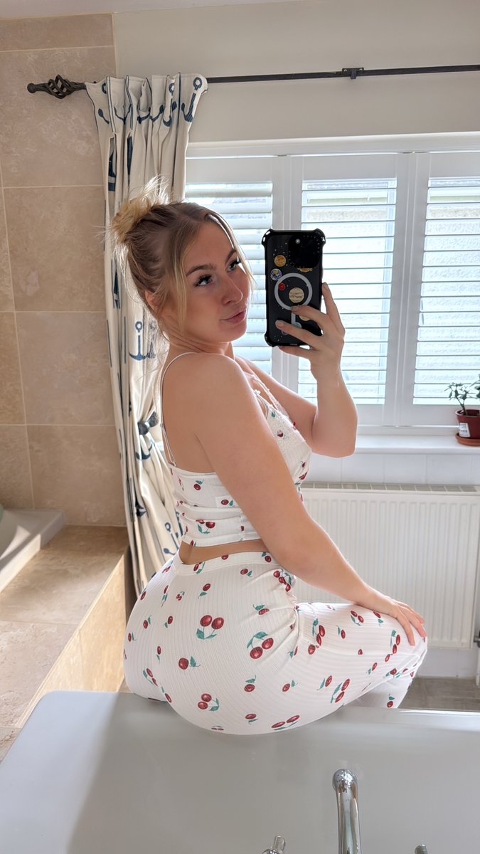 AstridWettFooty's tweet photo. GM 🍒 working today or got it off? https://t.co/7fBqNoiKip