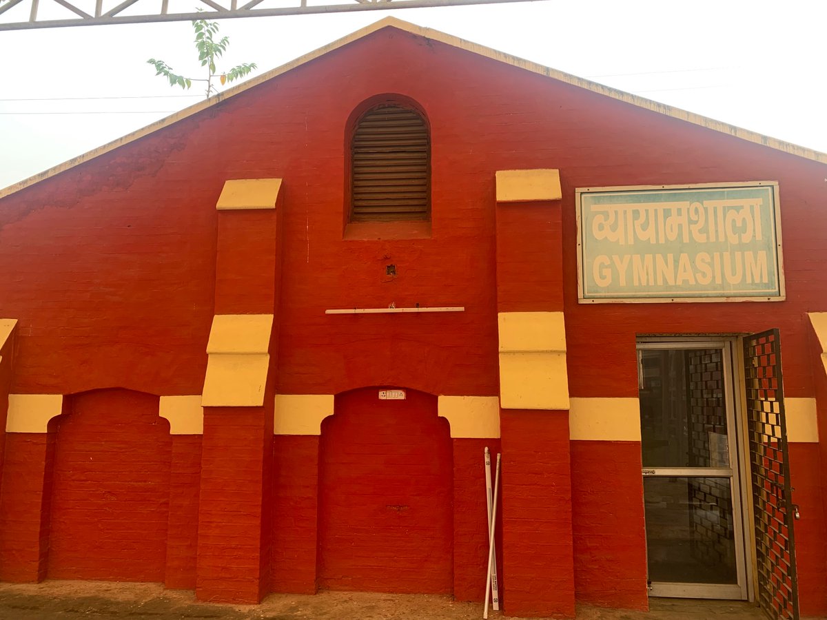 NirajK237's tweet photo. When india doesn’t have an engineering college this place established in Colonial era associated with IRIMEE was known to produce engineers. Indian Railways was dominated by Mechanical engineers until electrification of entire route not started. https://t.co/x6UsGJ5sGw