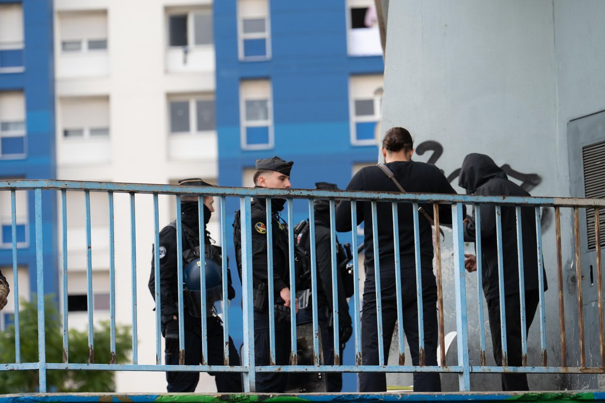 👮‍♂️Partout dans la ville, l’opération #AntiNarco à Marseille se poursuit et jusque tard dans la nuit.
🔵1 500 policiers déployés 
🔴15 points de deal occupés toute la journée.
➡️ Des points qui n’ouvrent pas :  des centaines de milliers d’euros qui ne vont pas dans les poches des