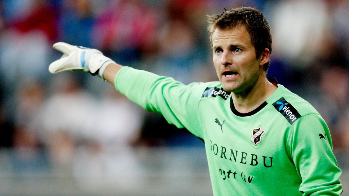 kikkertsvingen's tweet image. Luke 9 - Jon Knudsen

12 sesonger og 345 kamper.
En bauta bak i mange år. Skapte stabilitet og trygghet og var alltid i posisjon. Viktig mann i gullårene. Keepertrener for damelandslaget, a-landslagskamper og fanget alltid ballen i sin favn.