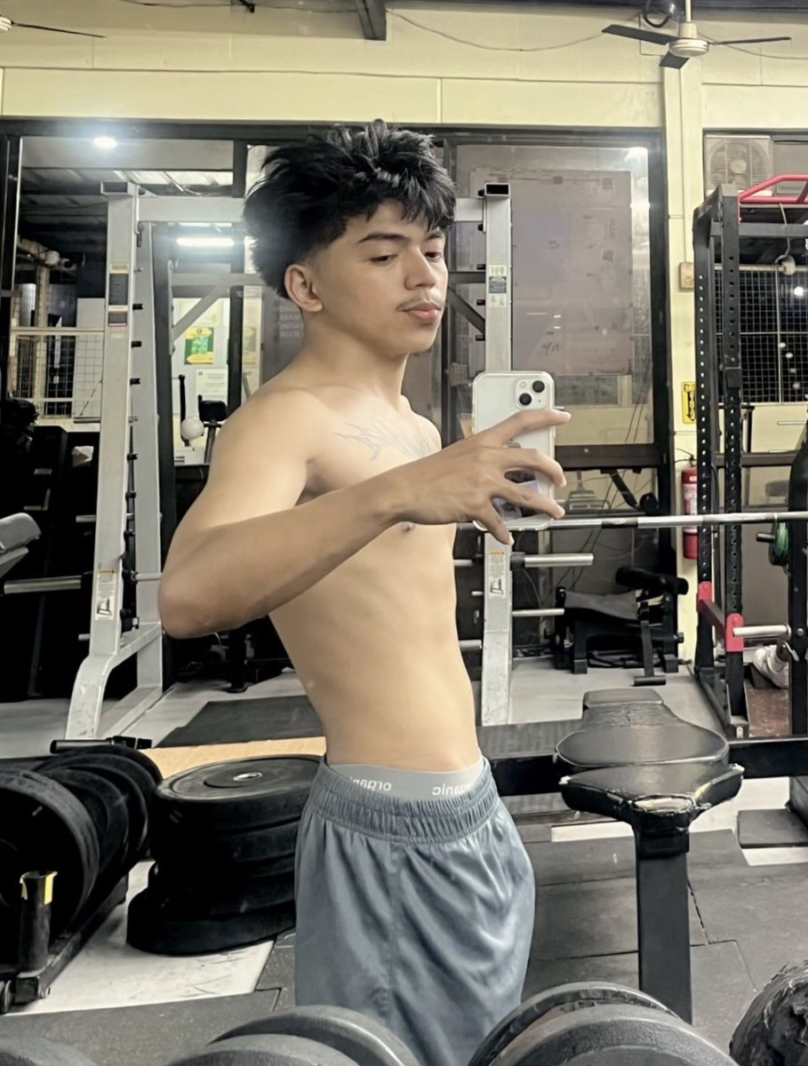 cvadlawan's tweet photo. gym at night hits diff. https://t.co/rIUKv4e2T2