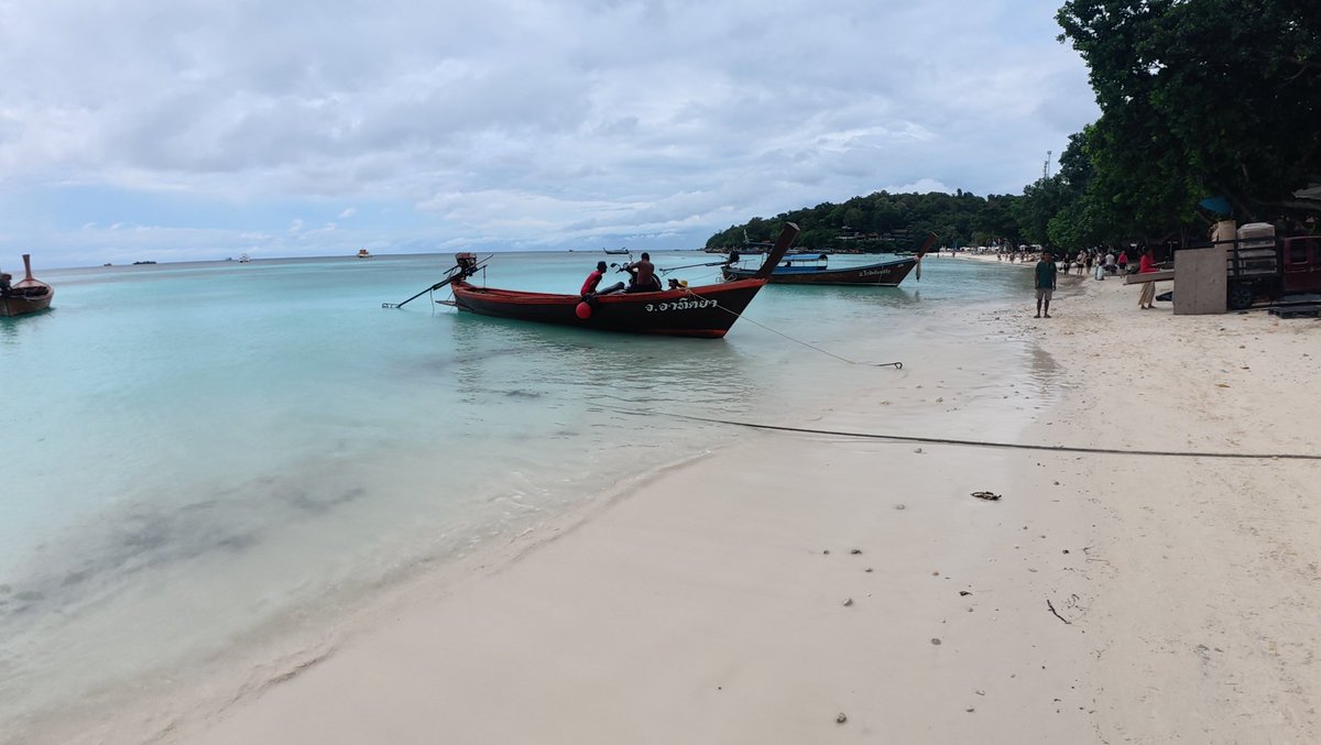 dailygiggling's tweet image. โอเคอันนี้ถือว่ามาแชร์ปสก/ให้ข้อมูล(คร่าวๆ)สำหรับคนอยากไปเที่ยวหลีเป๊ะ disclaimer:หม่าม๊าจองผ่านงานท่องเที่ยวไทย(รร.+รถรับส่ง+ทริปดำน้ำ ไม่รวมตั๋วเครื่องบิน) แต่ก็หาข้อมูลเพิ่มเติมเองเอาได้ ไปค่ะเริ่ม! จากที่สอบถามคนพื้นที่ทุกคนก็บอกว่าให้มาหลังเดือนมกราจะเป็นช่วงที่สวยที่สุด (1)