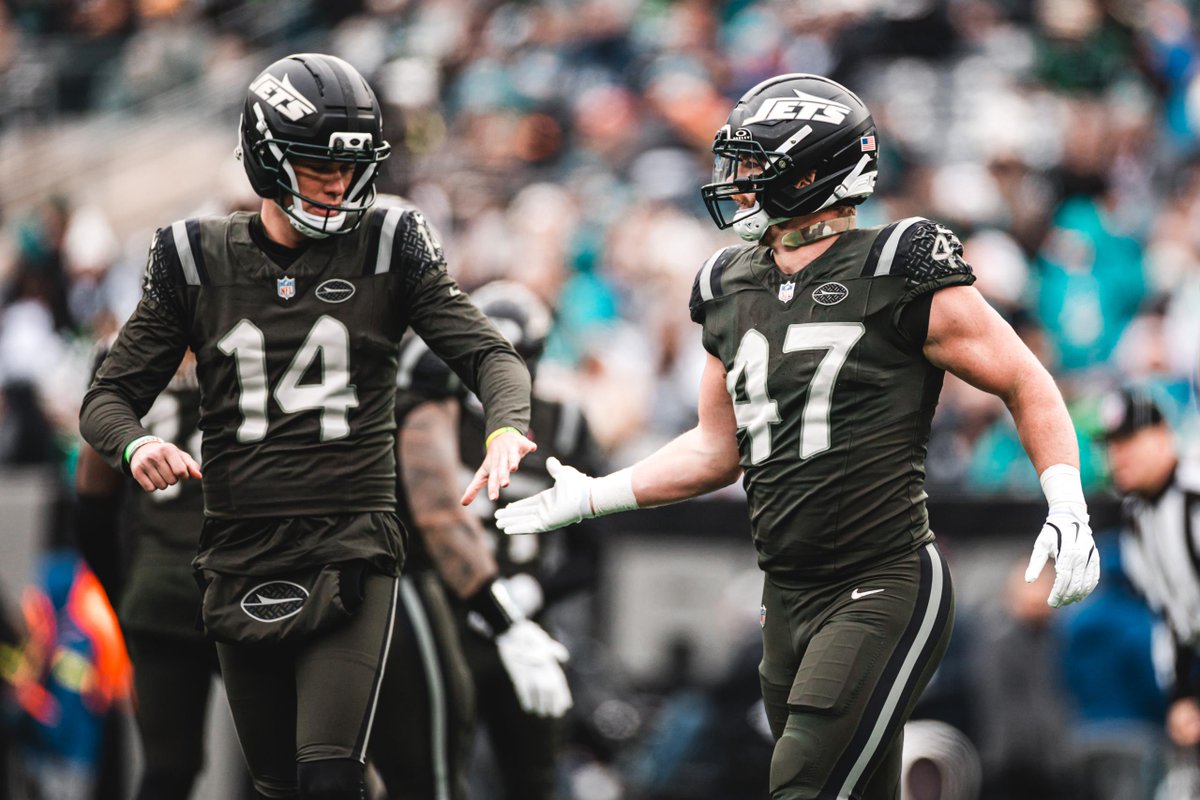high five if you're in the top 6 in pro bowl voting at your position (but RT to get our guys higher!)

@aust_31 | #ProBowlvote
Andrew Beck | #ProBowlVote 