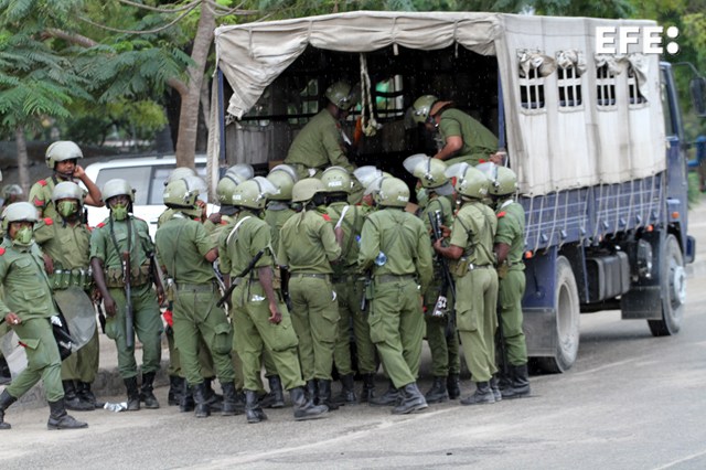 EFEafrica's tweet image. Las calles de Tanzania permanecieron casi vacías tras el despliegue de policías y militares en Dar es Salam y otras ciudades para impedir protestas este martes, Día de la Independencia, en rechazo a la represión de manifestaciones tras las elecciones del 29 de octubre.