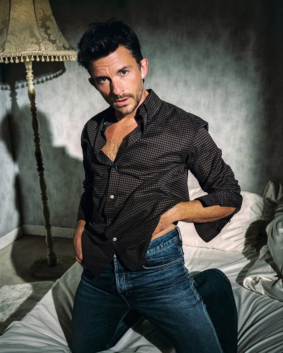 oh my god jonathan bailey.