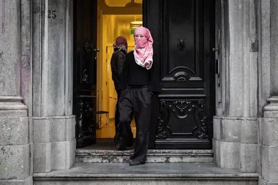 Een pand van de <a href="/UniUtrecht/">Utrecht University</a>
 blijkt al een week bezet door pro-Palestina activisten. Ze eisen dat de universiteit de banden verbreekt met Israelische onderwijsinstellingen.
Waarom wordt het niet ontruimd?
<a href="/POL_Utrecht/">Politie Utrecht</a>  slappe hap in Nederland...