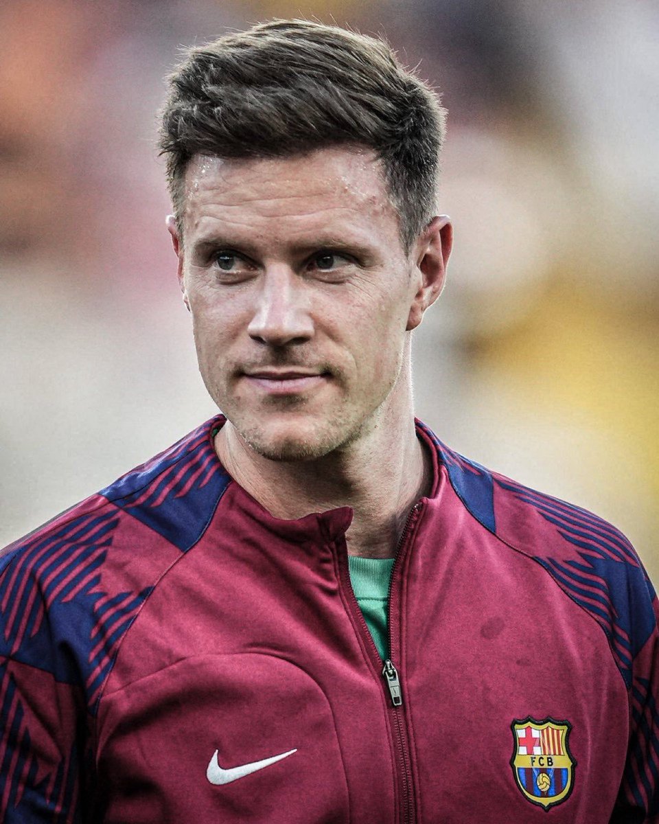 hereweroarfut's tweet photo. Ter Stegen vuelve a una lista de Champions cuatro meses y medio después

Superados los problemas de espalda, entra en la convocatoria ante el Eintracht.
Pero Flick mantiene a Joan García como portero número uno pese al regreso del alemán.

El mensaje es claro: la jerarquía bajo palos se gana en el césped, no con el nombre.
