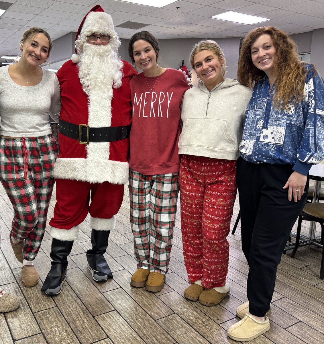 FaulknerEdu's tweet image. On Sunday we wrapped up the semester and kicked off finals week with a festive late-night breakfast — complete with a visit from Santa! 📷📷📷
A perfect way to fuel up, celebrate, and spread some Christmas cheer! #FaulknerUniversity #FinalsWeek #campuslife
Photos by Robin "Bird"
