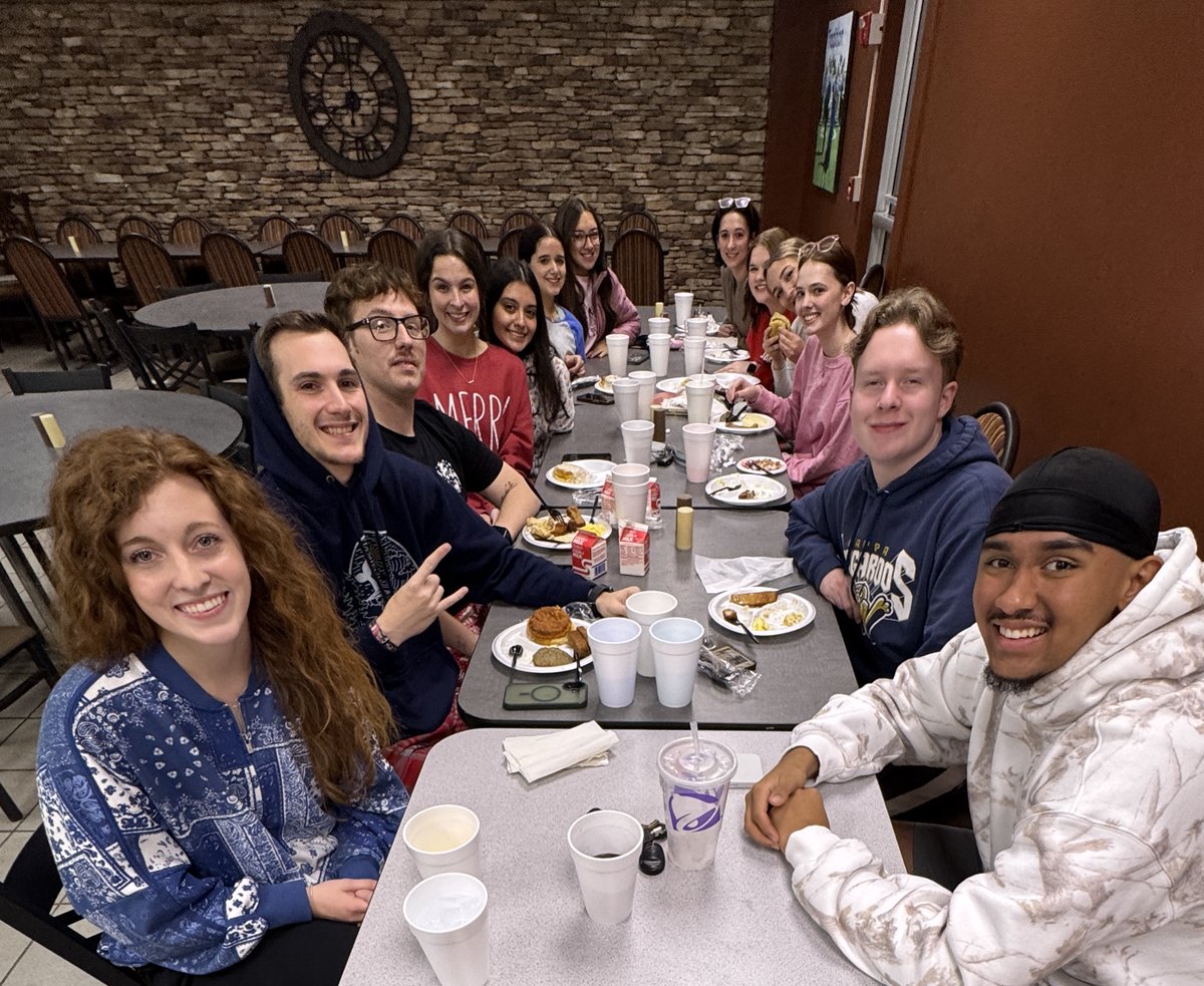 FaulknerEdu's tweet image. On Sunday we wrapped up the semester and kicked off finals week with a festive late-night breakfast — complete with a visit from Santa! 📷📷📷
A perfect way to fuel up, celebrate, and spread some Christmas cheer! #FaulknerUniversity #FinalsWeek #campuslife
Photos by Robin "Bird"