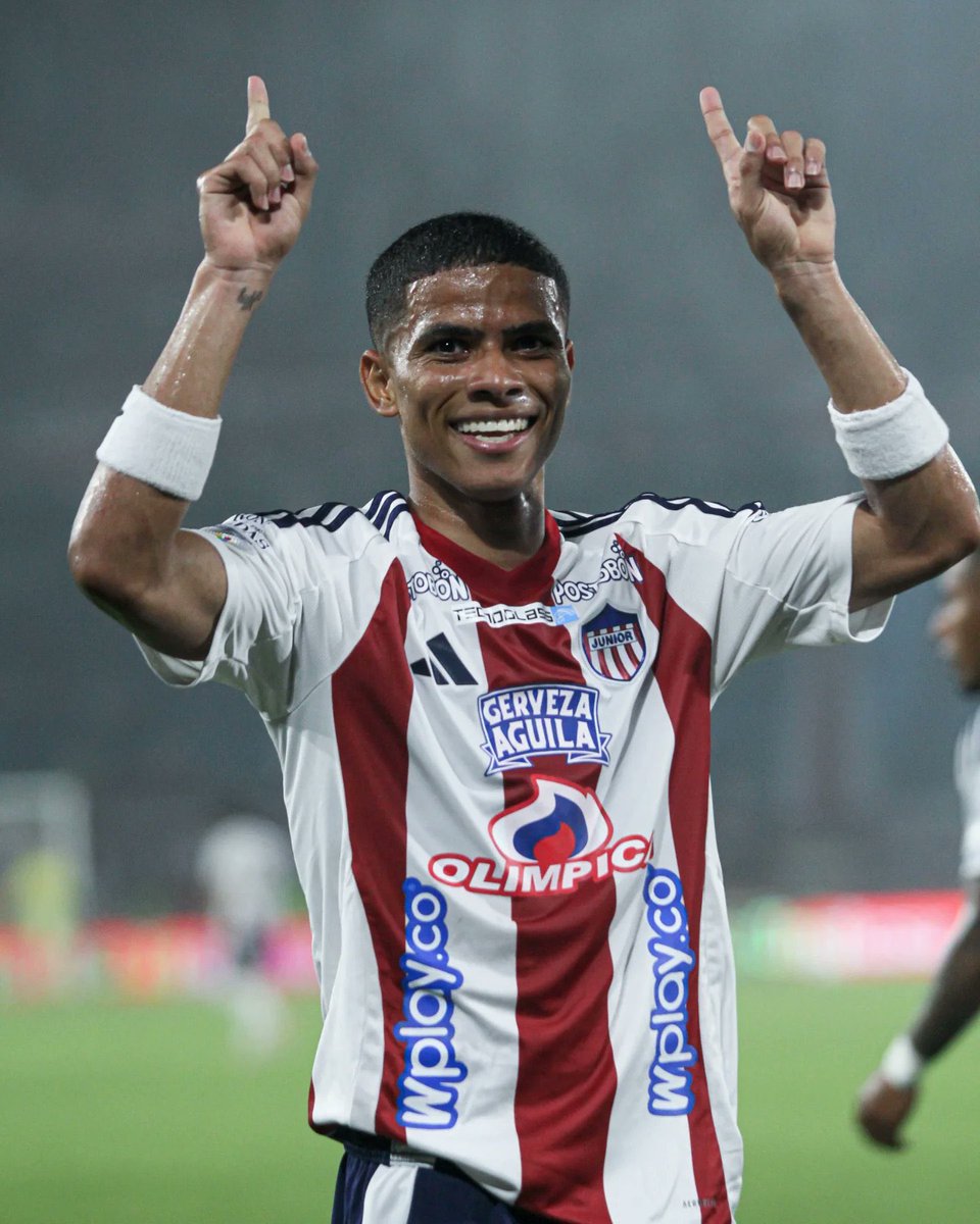 inventediez's tweet image. Dos partidos de fútbol separan a Enamorado de la lista de los grandes de la historia de Junior. Doble estrella siendo figura es algo muy fuerte. Se puso la 10 y no le pesó. Si cae la undécima será, en gran medida, por él.