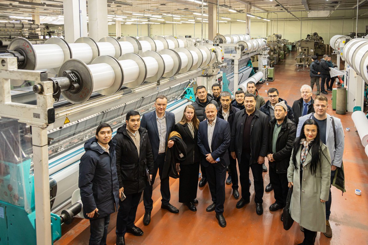 Uzbekistānas tekstila nozares uzņēmēju delegācija vēstnieka Timura Rahmanova vadībā šodien iepazinās ar Liepājas SEZ tekstila ražotņu mērogu un tehnoloģiskajiem procesiem. facebook.com/LiepajasSEZ/po…