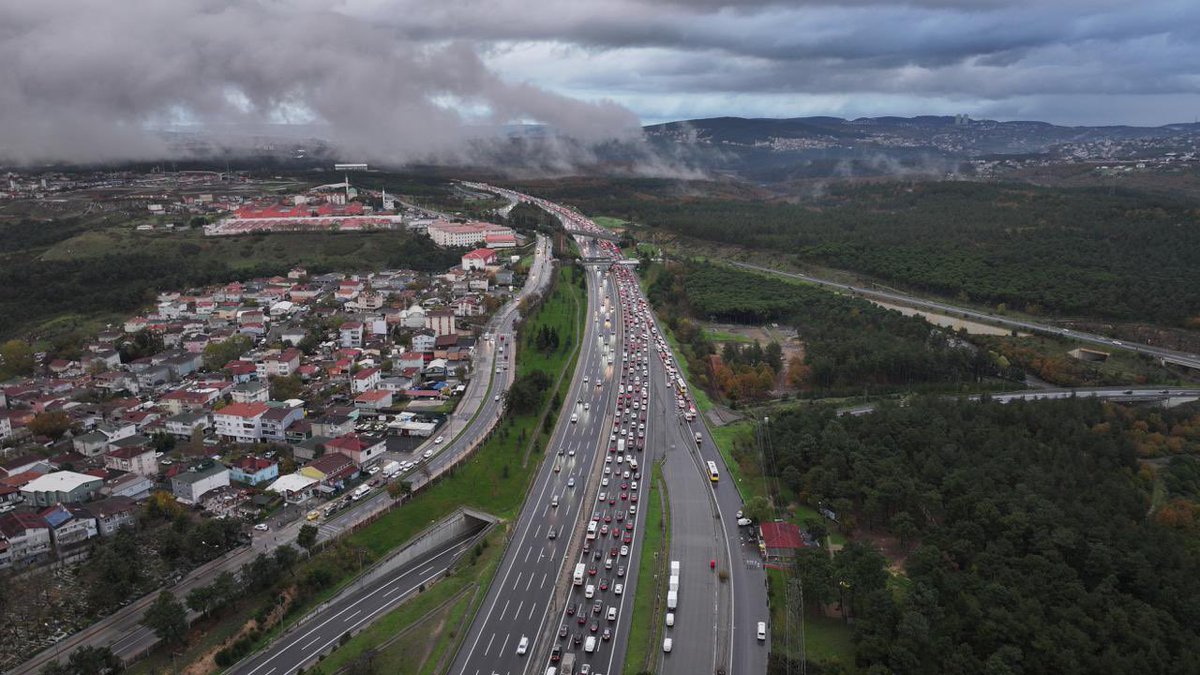 Her seçim döneminde “ulaşım devrimi” vaatleri, her gün ise aynı trafik keşmekeşi…
İstanbul’un sabrı bitiyor ama trafik bitmiyor.
#HerGünAynıTrafik