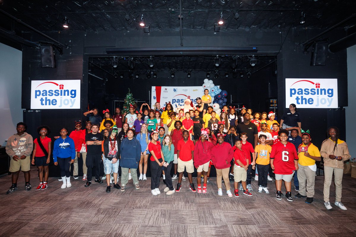 bemayfieldfdn's tweet image. One week until we Pass the Joy again! 🎁

There’s still time to make an impact by becoming a Passing the Joy Star with a $50 donation or join #PassingtheJoyTampa and help us spread joy across our community this holiday season.

Become a star or learn more on how to pass the joy…