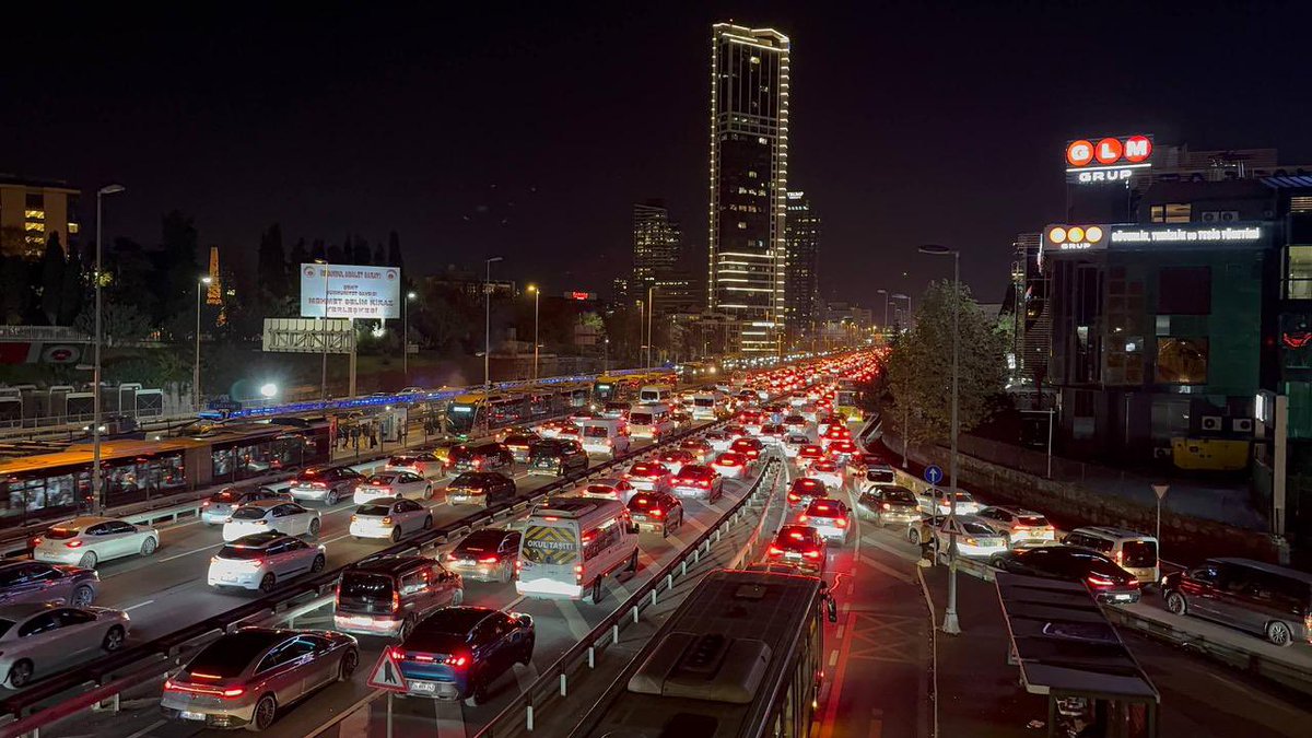 Her gün aynı manzara, aynı bekleyiş. #HerGünAynıTrafik