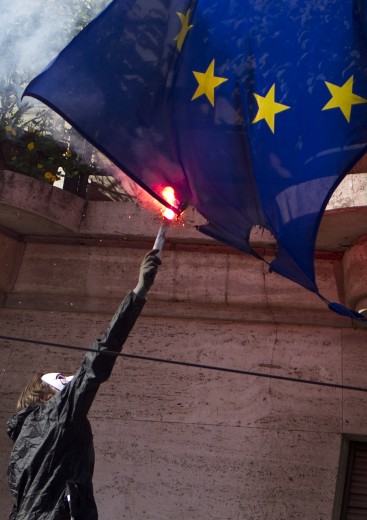 L'UE, invece di fermare le proprie follie che non portano a nulla, invece di democratizzare i processi decisionali, invece di ammettere i propri errori, aumenta la propaganda e la rende sempre più aggressiva e controproducente. Se sei uno sciocco, puoi credere alle sciocchezze
