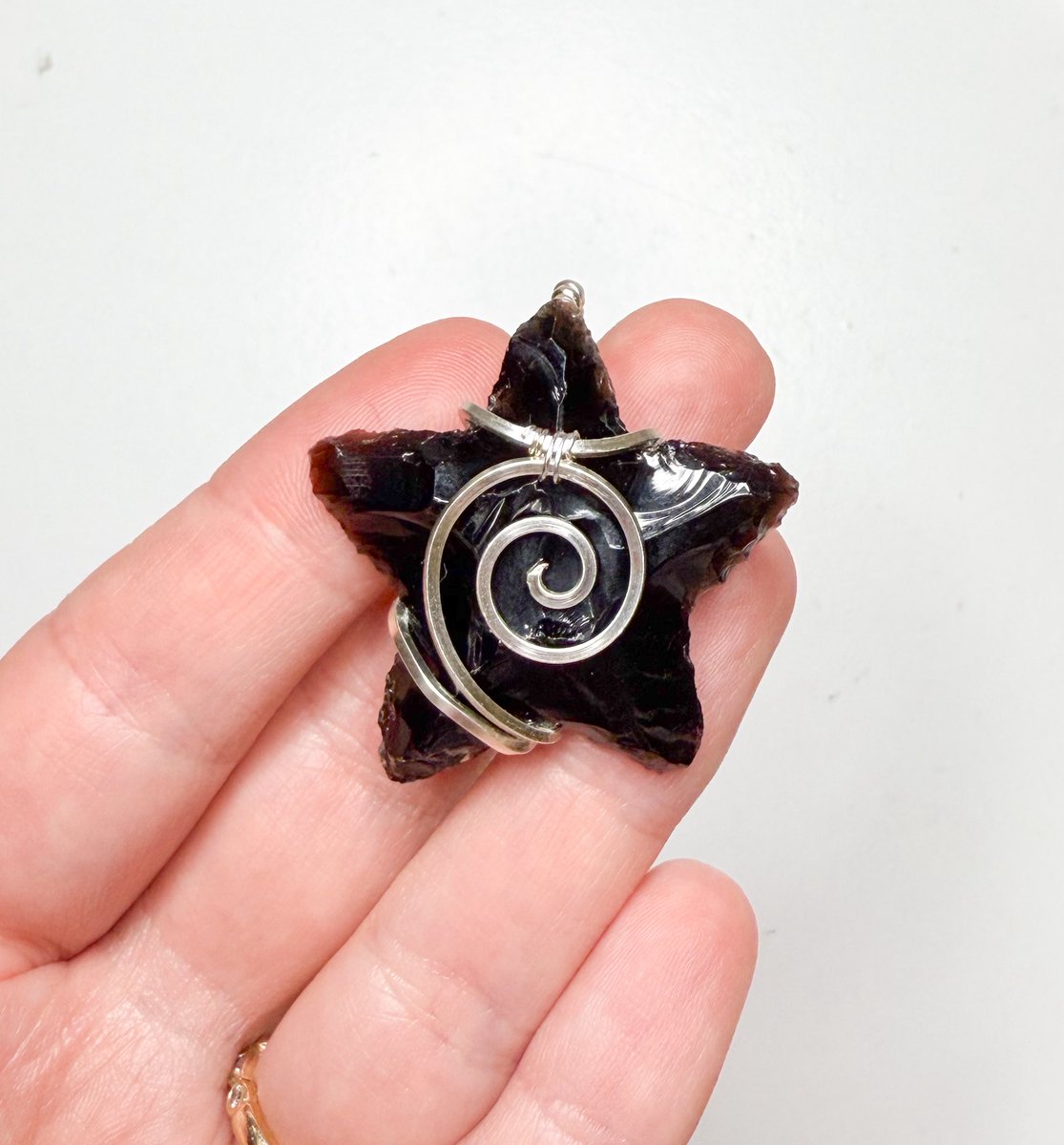 🌟🖤 obsidian star giveaway 🖤🌟

to enter: 
• follow, like &amp; rt this
• for a 2nd entry, tag friends!
• for a 3rd entry, like &amp; rt my 2 newest art posts under highlights tab

winner announced 12/12 &amp; will receive this obsidian star pendant!
open worldwide !!