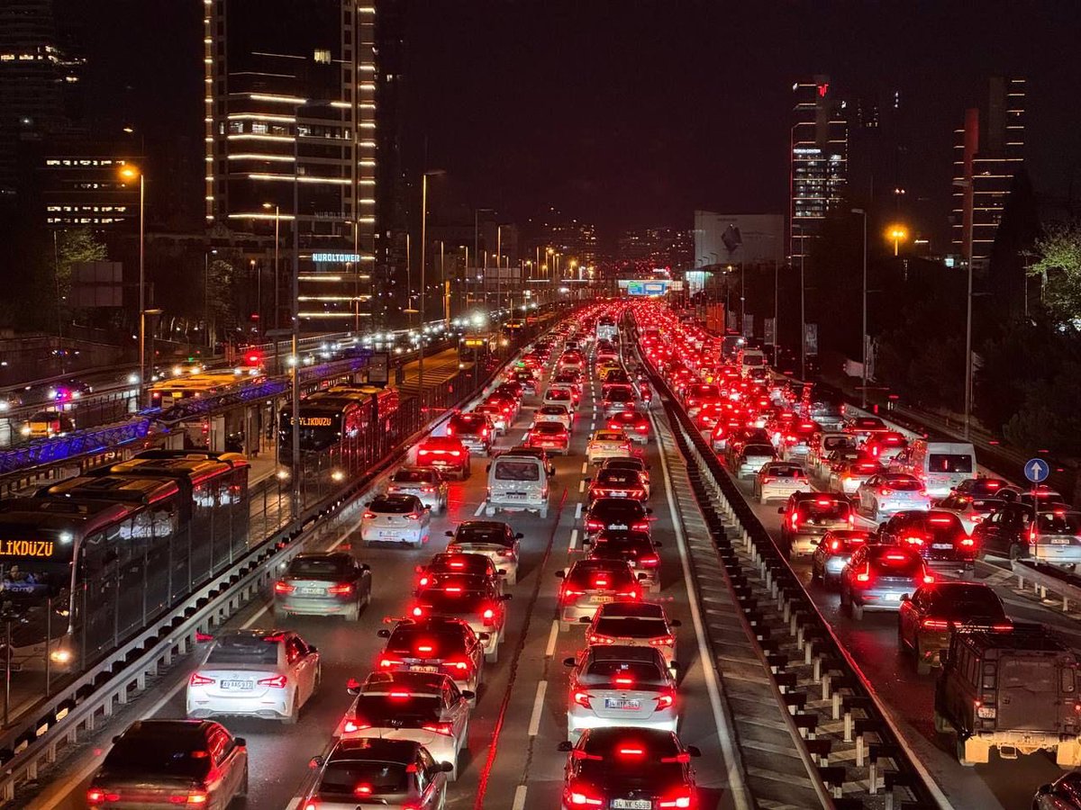 İstanbul’da her sabah aynı manzara:dur kalk,korna sesleri ve kaybolan dakikalar…#HergünAynıTrafik sadece yolları değil hepimizi yoruyor.Bu kısır döngüyü kırma zamanı gelmedi mi?