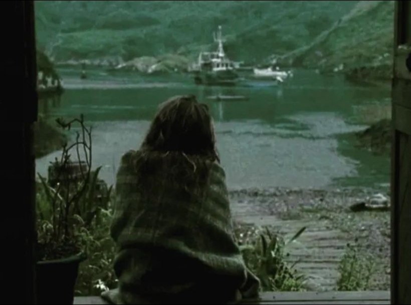 Bizi inciten şeyler yaşadıkça diğer insanlardan uzaklaşıp içimize kapanırız.

M. Montgomery