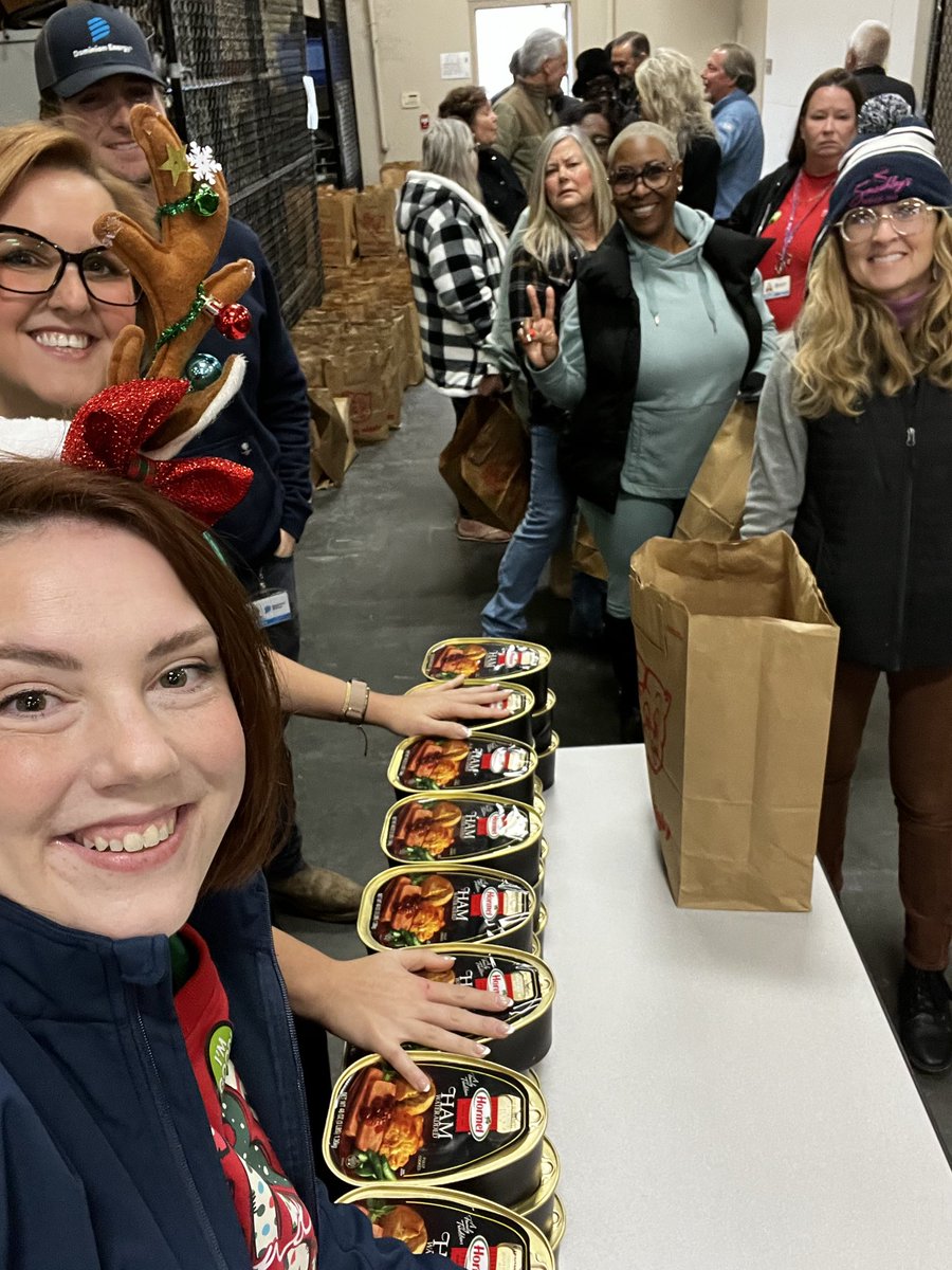 🎄 The 43rd Good Neighbor Fund Christmas Project was a success in Charleston! 300 families to receive food + 146 children getting gifts.

Employee-led. Employee-referred. Employee-funded. 💛

Proud to support our <a href="/domenergysc/">Dominion Energy South Carolina</a> neighbors this holiday season.

#GoodNeighborFund