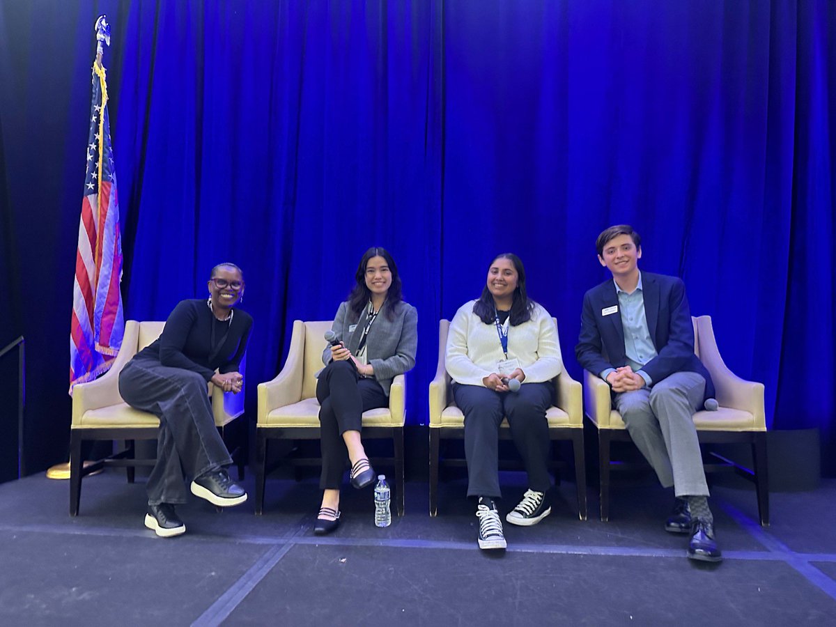 BlueShieldCA's tweet image. Blue Shield proudly joined @namicalifornia and hundreds of youth from across the state at the 2025 NAMI Youth Advocacy Day at the state capitol.
Did you know 94% of youth report experiencing regular mental health challenges each month, and of those who sought professional mental…