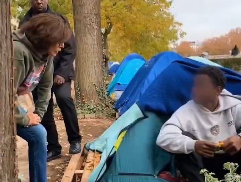 🇫🇷⛺️FLASH INFO 

« Ils sont directement venus nous parler et nous filmer. On n’était pas d’accord pour être filmés et les gens nous ont dit qu’ils allaient juste enregistrer » 

Des sans-abri s’indignent des méthodes de Rachida Dati