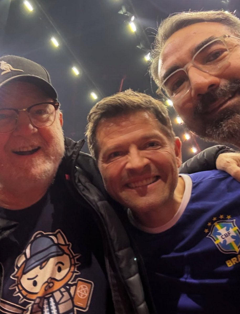 mishacbr's tweet photo. 📸| Forlani postando nova foto com o Misha Collins e Jim Beaver durante o painel no Palco Thunder na CCXP 25! <3 https://t.co/VtIiLfGdqI