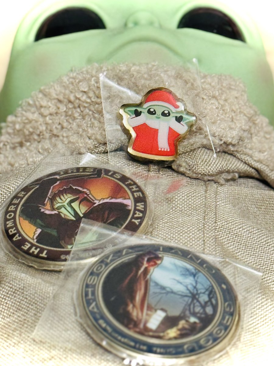 あと先行販売のマンダロリアン金バッジ。 欲しい柄は出なかったけど