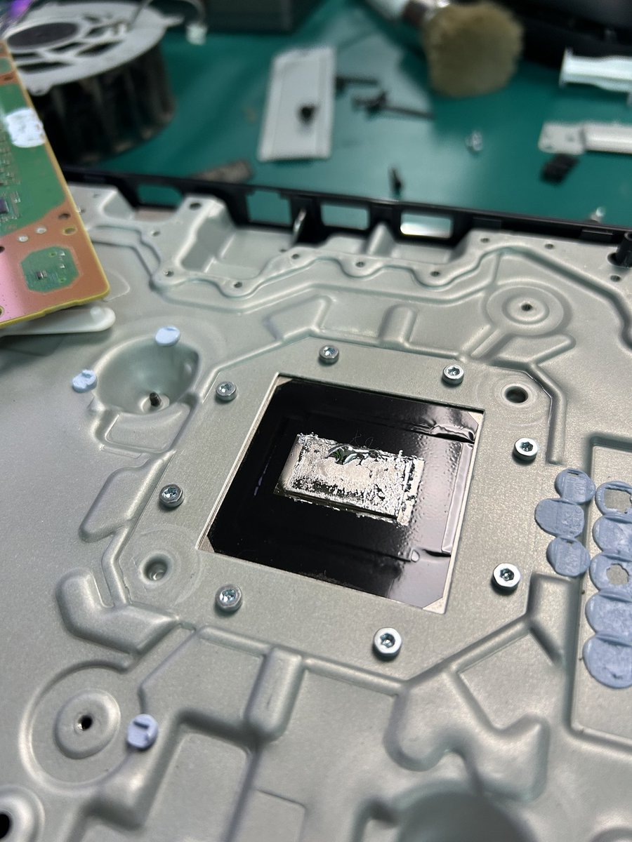 Modyfikator89's tweet photo. PS5 MYTH BUSTED! 🤯
A PS5 SLIM (CFI-2016) console, which is less than 1.5 years old and has been standing VERTICALLY since purchase, is in for service and has the same problem!
Visible on the APU core are dried out and oxidized Liquid Metal (LM) remnants! The LM has formed a "patch/clump", completely losing its thermal properties.
This is WHY Sony introduced the major cooling change (deeper grooves/ridges to prevent leaks and dry spots) in the PS5 Pro, and silently upgraded later CFI-2100/2200 & CFI-2116 Slim batches! They are actively fixing this persistent flaw.
Conclusion: Console position (vertical/horizontal) DOES NOT prevent LM degradation. The fault affects even the newest, year-old revisions. The main cause is application quality and degradation over time/temperature.
All PS5 consoles—regardless of model—will eventually require professional maintenance!
#PS5Pro #PS5Slim #LiquidMetalFix #MythBusted #CFI2016