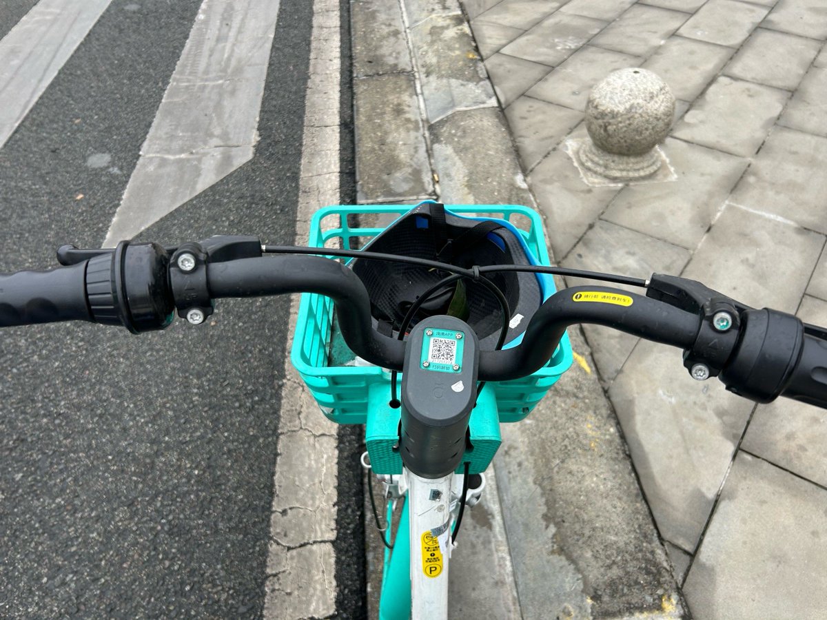 EWnQi1f6wqBkzd2's tweet photo. 清晨在洱海边骑小电驴追日出，风裹着桂花香，停下咬一口现烤乳扇沙琪玛，甜香漫过洱海浪声——这趟大理短途，连呼吸都是慢的～ https://t.co/53984nkIGp