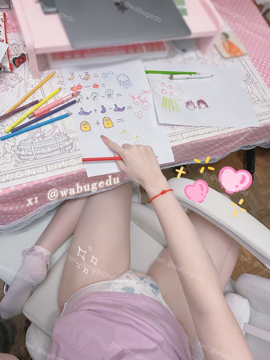 wabugedu's tweet photo. 下班回家发现给宝宝出的算数题宝宝一题都没做！╮( •́ω•̀ )╭但是我家宝宝画画很有天赋呀！画得真好以后多画～✧٩(ˊωˋ*)و✧ @cattydaydreams 
#abdl #幼児退行 #おむつ #ddlg https://t.co/kpo184Jdyp