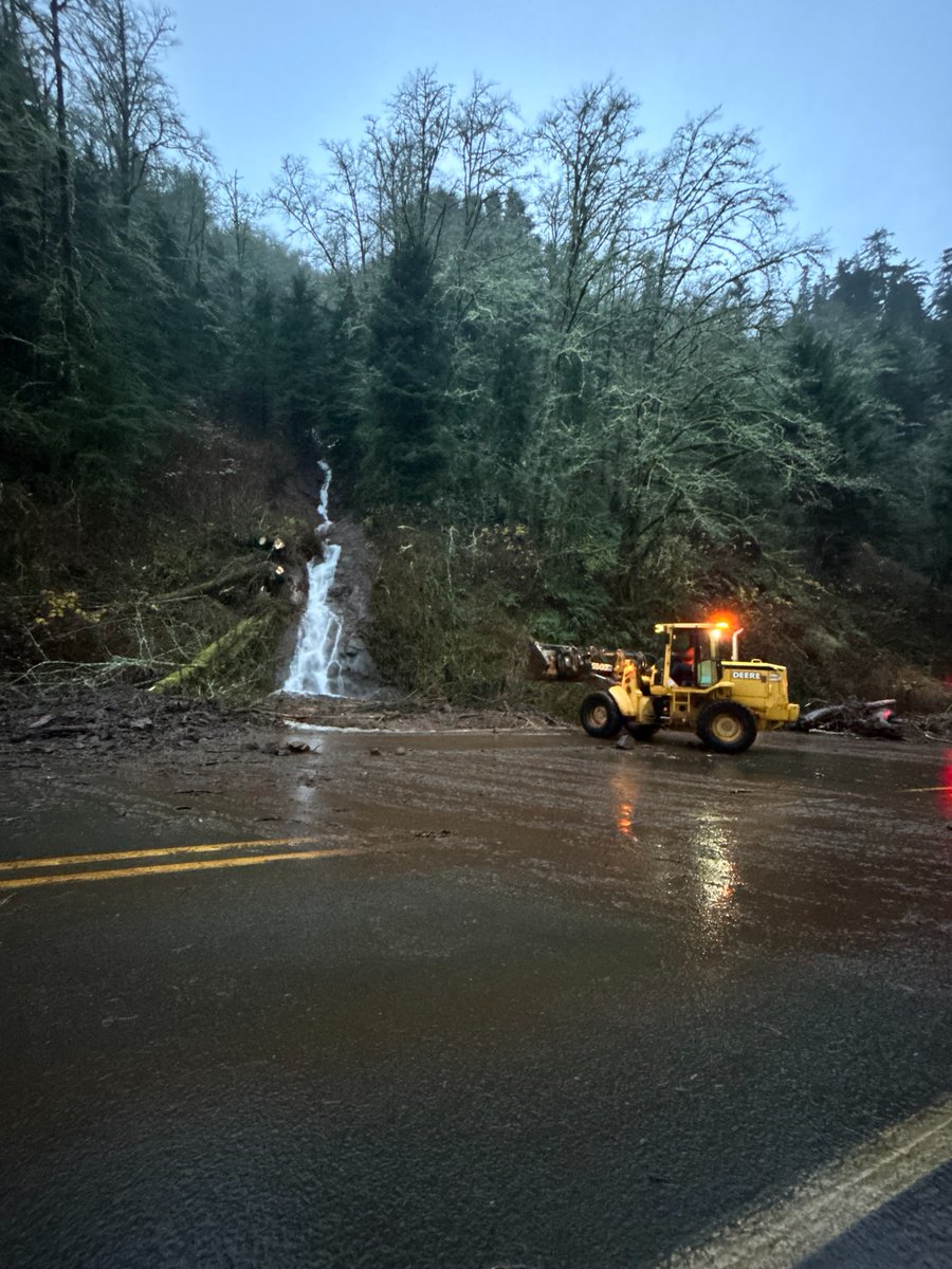 OregonDOT's tweet image. US 101 NB has reopened 3 mi. S of #Neskowin at MP 100 following a slide. SB US 101 traffic is still being routed onto OR 22 at Hebo. Expect long delays, use alt routes or delay your trip.

US 101 has a conditional closure 2 mi. S of #Seaside, MP 22-25 due to high water. #orwx