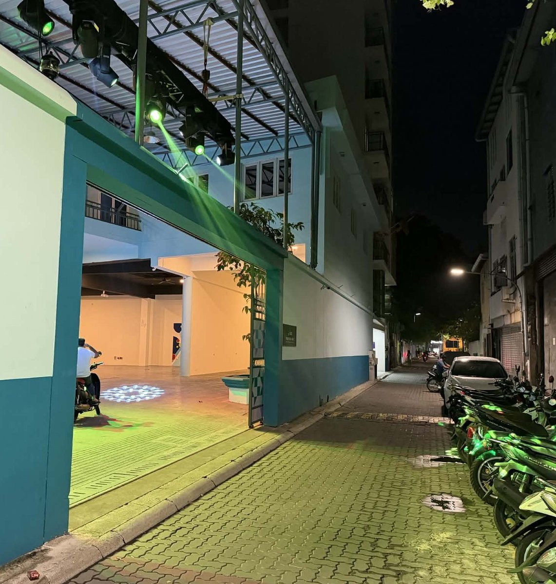 Lily magu serves as one of the main conduits that carries traffic to Ali Kilegefaanu magu, Majeedhee magu, Rahdhebai magu and Chaandhanee magu. It is a peaceful, uneventful street that is extremely busy during peak hours.

It also happens to be the location of the recently opened