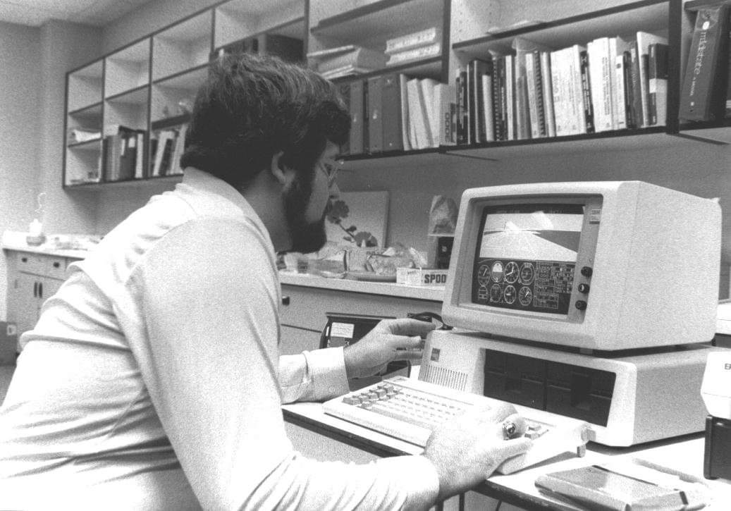 hassaanrza's tweet image. This weekend at the @tavus computer repair shop:
IBM 5150 (1981) is fixed and running MS Flight Simulator