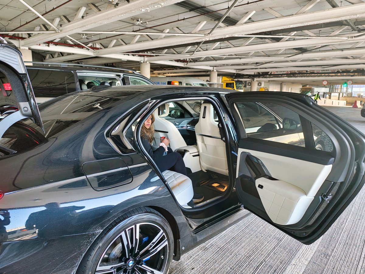 Last week we treated ourselves to <a href="/DublinAirport/">Dublin Airport</a>'s  Platinum VIP Terminal (long on my travel bucket list) — private check-in, our own suite, and a chauffeur straight to the aircraft. It was surreal in the best possible way. 

Full review 👇
windowseatpreferred.com/2025/12/dublin…