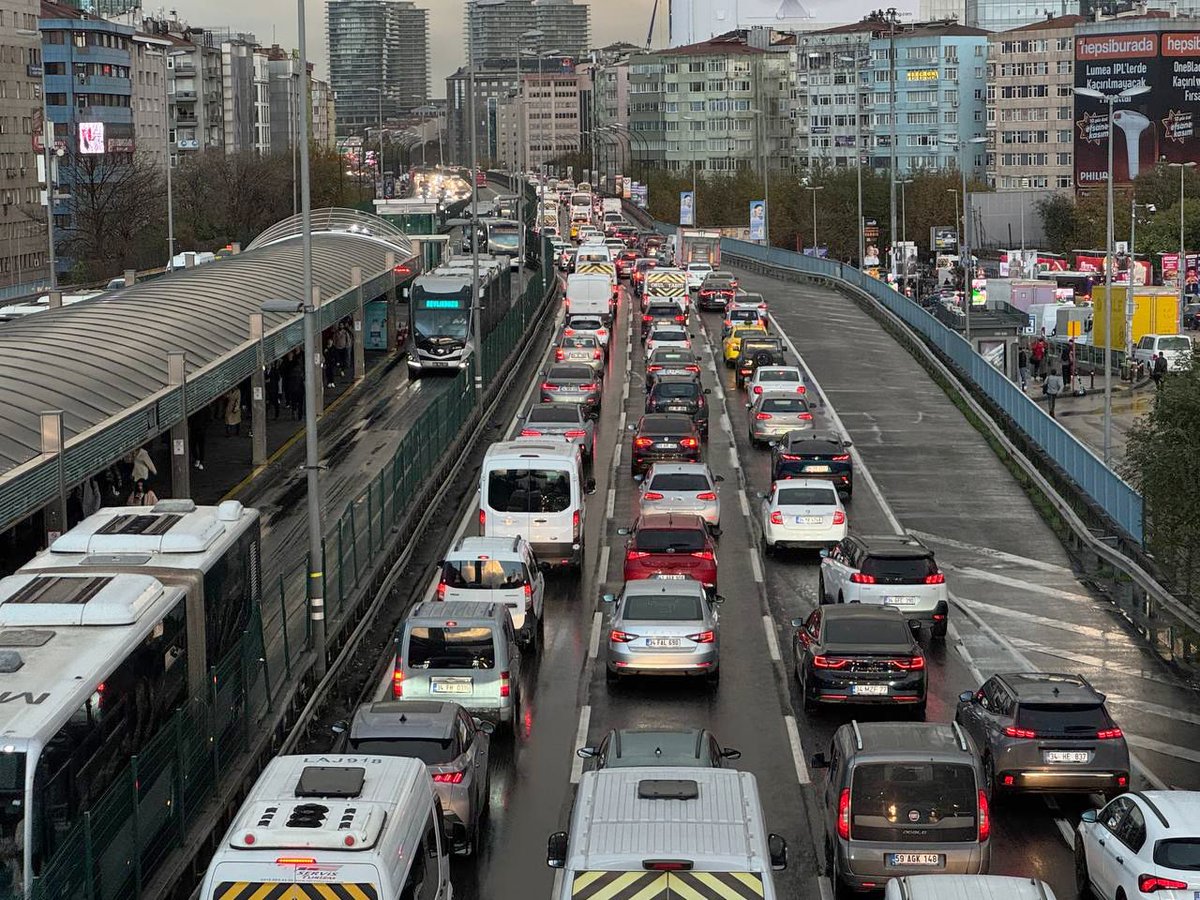 İstanbul'u yaşanmaz hale getirdiler

#HerGünAynıTrafik