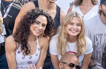 KatherineUpdats's tweet photo. POV the gay aunts in a family photo #morgkat https://t.co/dGuVgSNpoJ