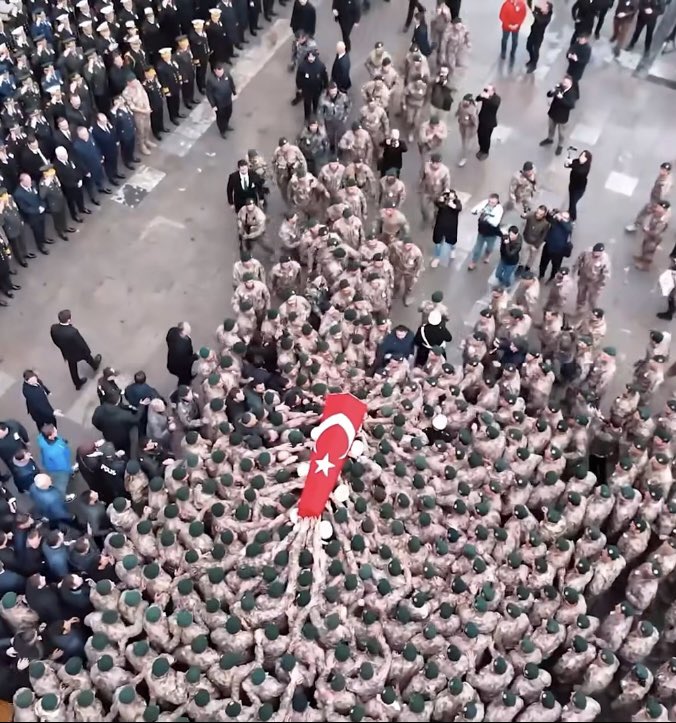 Civan gibi bir güvey cennetteki evine uğurlanıyor sanki..