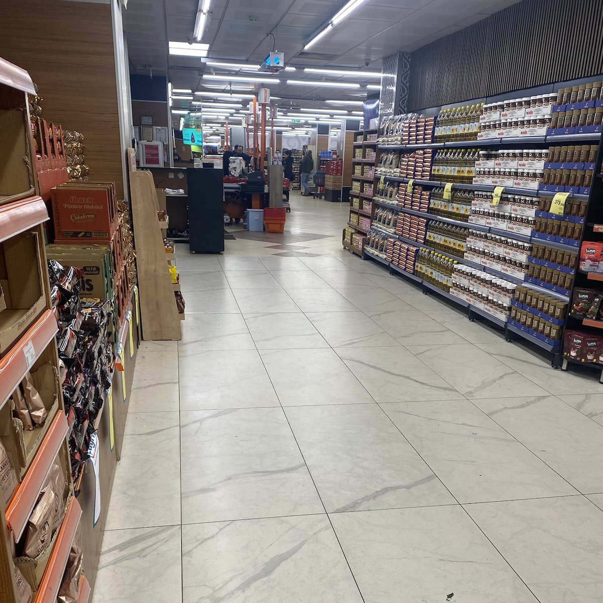 Borçlarımı bitirdiğim günden beri hiç aksatmadığım ve istisnasız en yüksek tasarrufa ulaşmamı sağlayan şey “Aylık Toplu Alışveriş” kültürümüzdür. 

Direkt nakit para ile 1 aylık tüm ihtiyaçlarımızı alıp, bir daha markete asla (manav hariç) uğramadığımız harika bir alışkanlık.