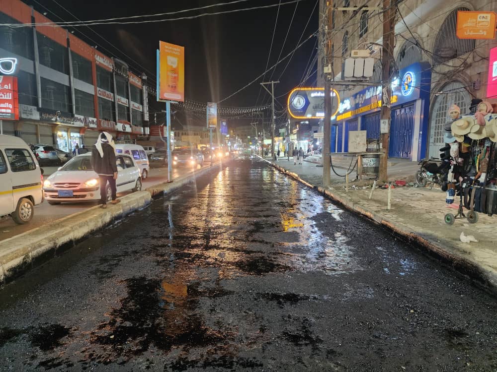 مشروع  اعادة تأهيل وترميم وصيانة المقاطع المتهالكة في شارع المقالح بمديرية السبعين بأمانة العاصمة 

- استكمال اعمال رش مادة التشرب الاصقة (M.C) لمساحة 1680 م٢  وتجهيز الموقع للاسفلت يوم غداً الأربعاء ..
#الوحدة التنفيذية لإنشاء وصيانة وتطوير الطرق والأماكن العامة بأمانة العاصمة