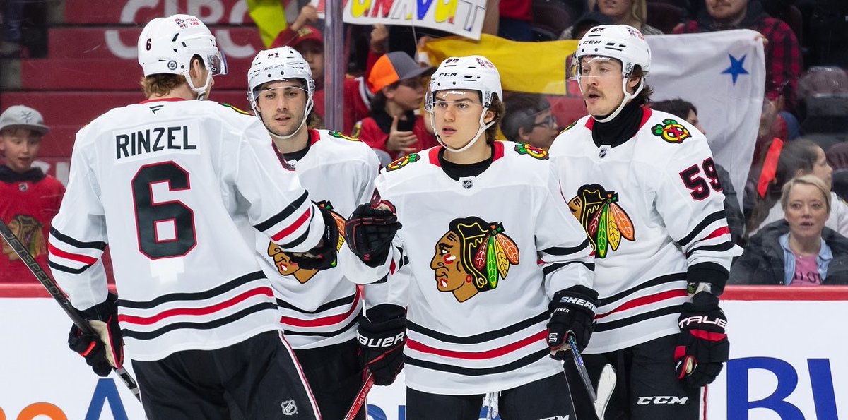 NHL-ийн Chicago Blackhawks хоккейн багийн 100 жилийн ойд зориулж Чикагод төвтэй United Airlines O’Hare эйрпорт дээр "нутгийнхаа" спортын багийг хүндэтгэж ийм чимэглэл хийж