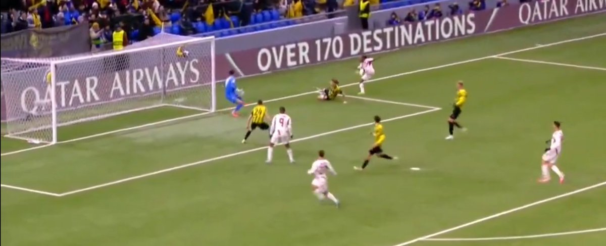 Lovely maneuver from Gelson, had a glance at his options in the box and put his head down which gave a false sense of security to the goalie that he was going to cutback &amp; forced him to reorientate only for him to exploit the tightest space. Only way they could've bypassed him.