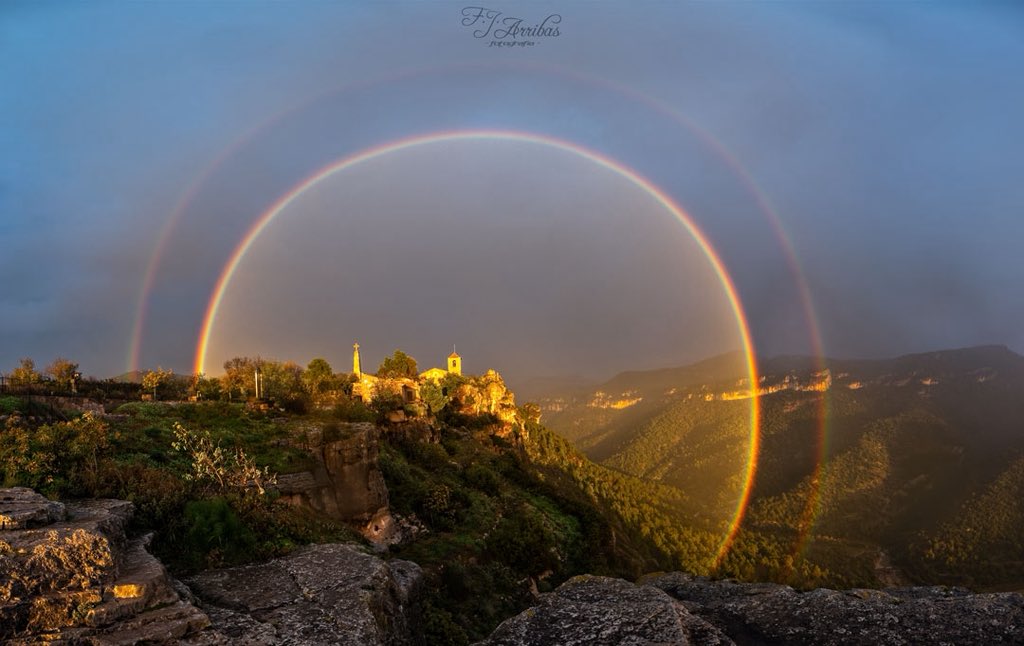 fjarribas's tweet photo. Lluvia sobre Siurana, silencio bajo los paraguas, de repente un rayo de luz entre las nubes y un doble arcoíris que lo cambia todo. 🌧️🌈 #fotografia #arcoiris #rainbow #siurana https://t.co/uqJewG2BCX