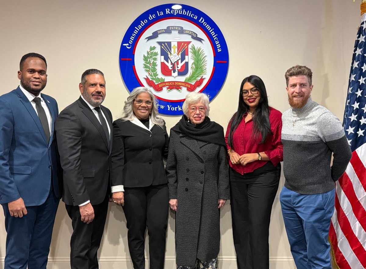 Nuestro honorable cónsul recibió en su despacho a doña Milagros Ortiz Bosch,  Directora General de Ética e Integridad Gubernamental. Durante este cordial encuentro, compartimos ideas sobre transparencia, servicio público y buenas prácticas institucionales.