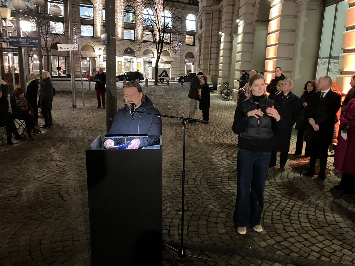 Kultur_Muenchen's tweet photo. Salvatorplatz – Eröffnung Thomas Mann Denkmal

München erhält ein neues literarisches Wahrzeichen: Das Denkmal würdigt Thomas Mann, einen der bedeutendsten Schriftsteller des 20. Jahrhunderts. Die Eröffnung durch den Kulturreferenten setzt ein Zeichen für Erinnerungskultur. https://t.co/awjDWiArYS