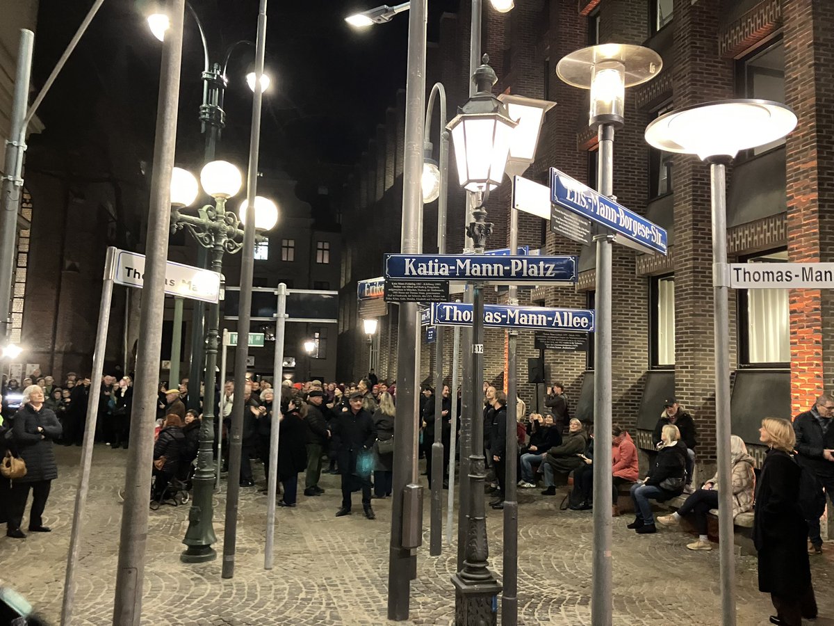 Kultur_Muenchen's tweet photo. Salvatorplatz – Eröffnung Thomas Mann Denkmal

München erhält ein neues literarisches Wahrzeichen: Das Denkmal würdigt Thomas Mann, einen der bedeutendsten Schriftsteller des 20. Jahrhunderts. Die Eröffnung durch den Kulturreferenten setzt ein Zeichen für Erinnerungskultur. https://t.co/awjDWiArYS