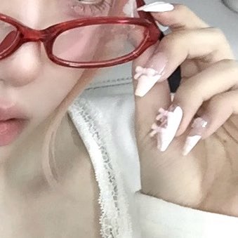 김채원 손 tweet media